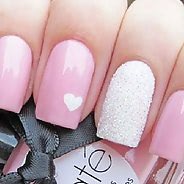 Розовый маникюр