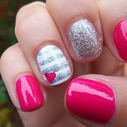 Розовый маникюр