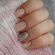 Розовый маникюр