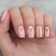 Маникюр со стразами