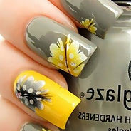 Желтый маникюр