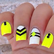 Желтый маникюр